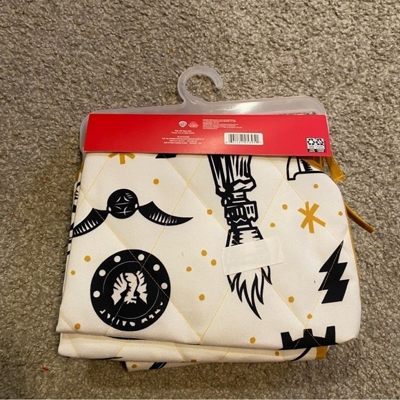 Hallmark Harry Potter Christmas Tree Skirt NEW 40” White Black - Picture 3 of 5